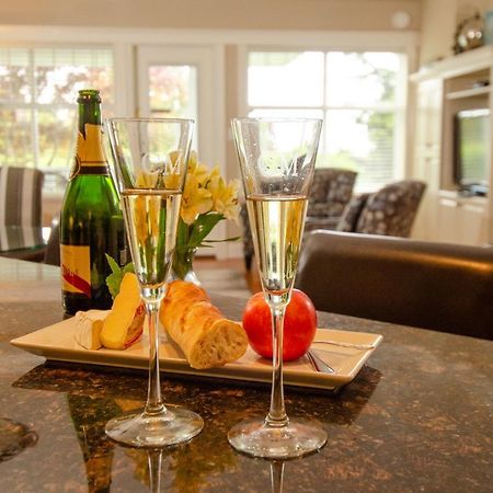 Crown Mansion Boutique Hotel & Villas Qualicum Beach Esterno foto