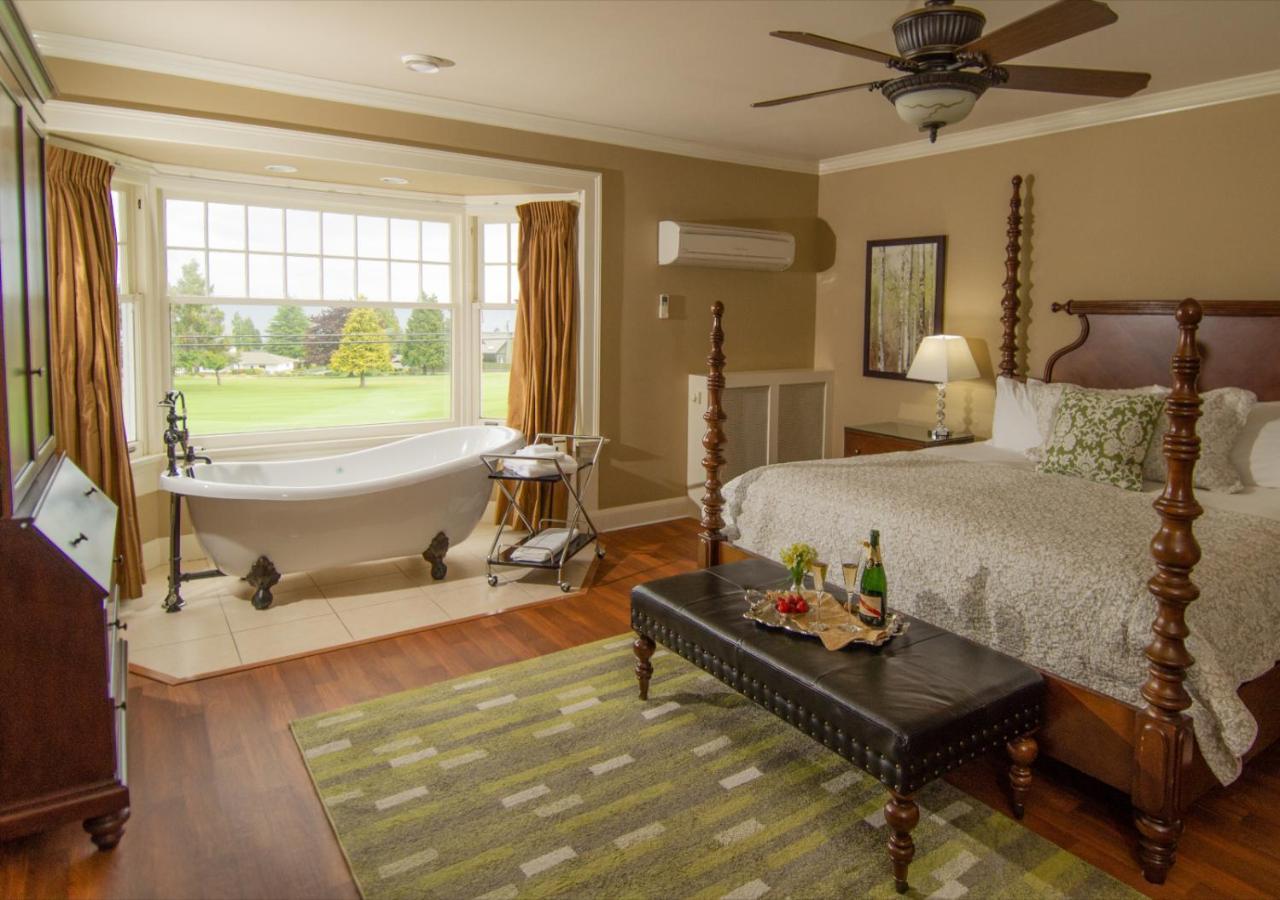 Crown Mansion Boutique Hotel & Villas Qualicum Beach Esterno foto