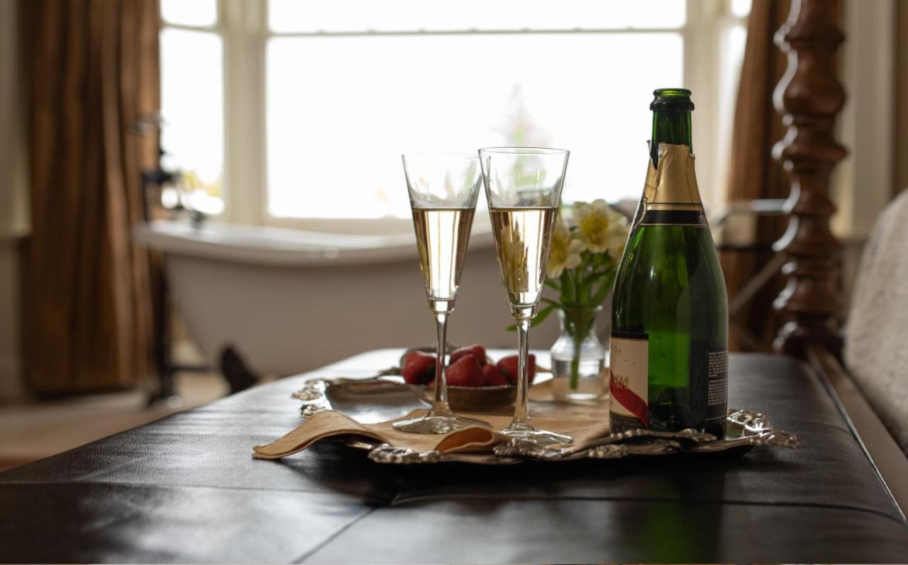 Crown Mansion Boutique Hotel & Villas Qualicum Beach Esterno foto