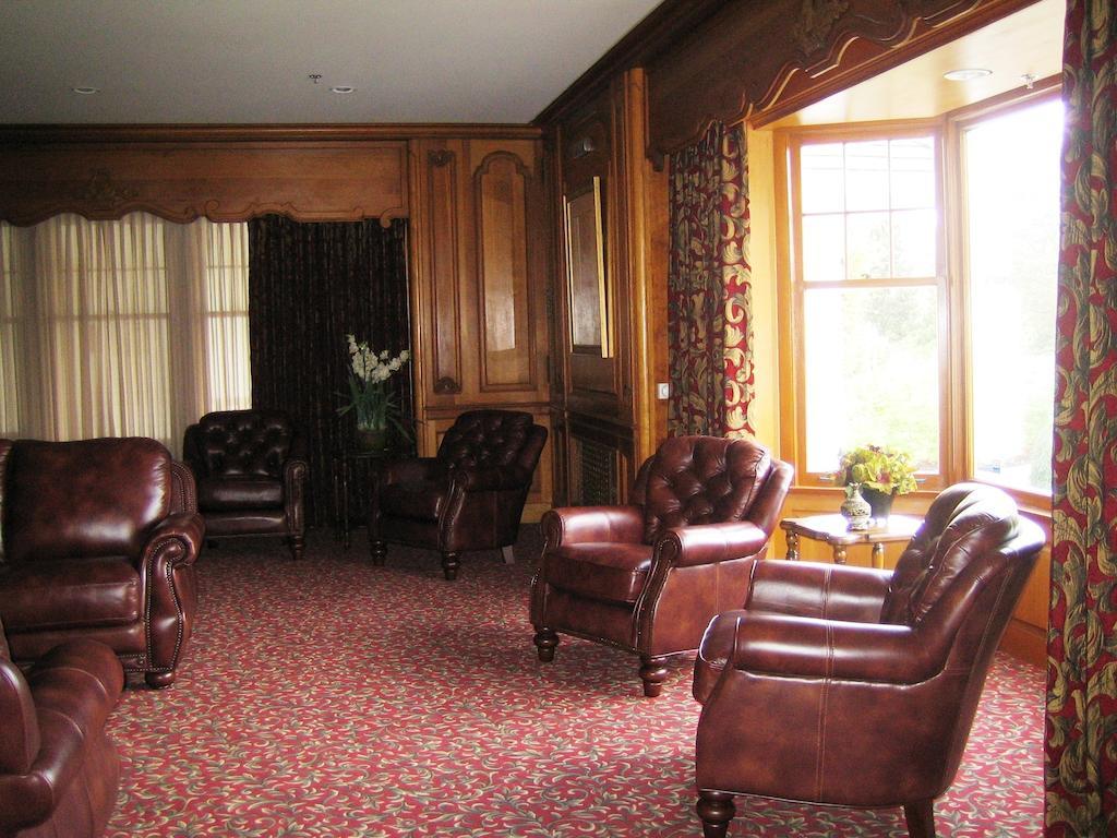 Crown Mansion Boutique Hotel & Villas Qualicum Beach Esterno foto