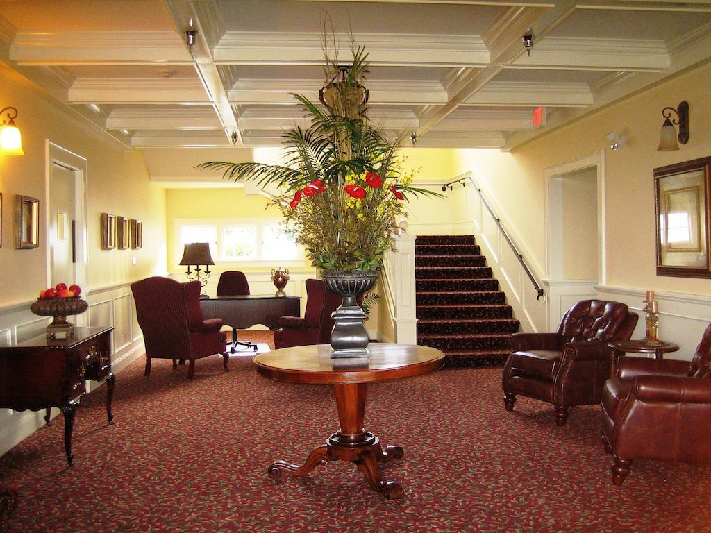Crown Mansion Boutique Hotel & Villas Qualicum Beach Esterno foto