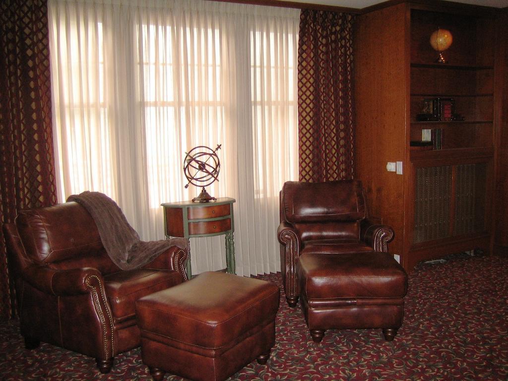 Crown Mansion Boutique Hotel & Villas Qualicum Beach Esterno foto