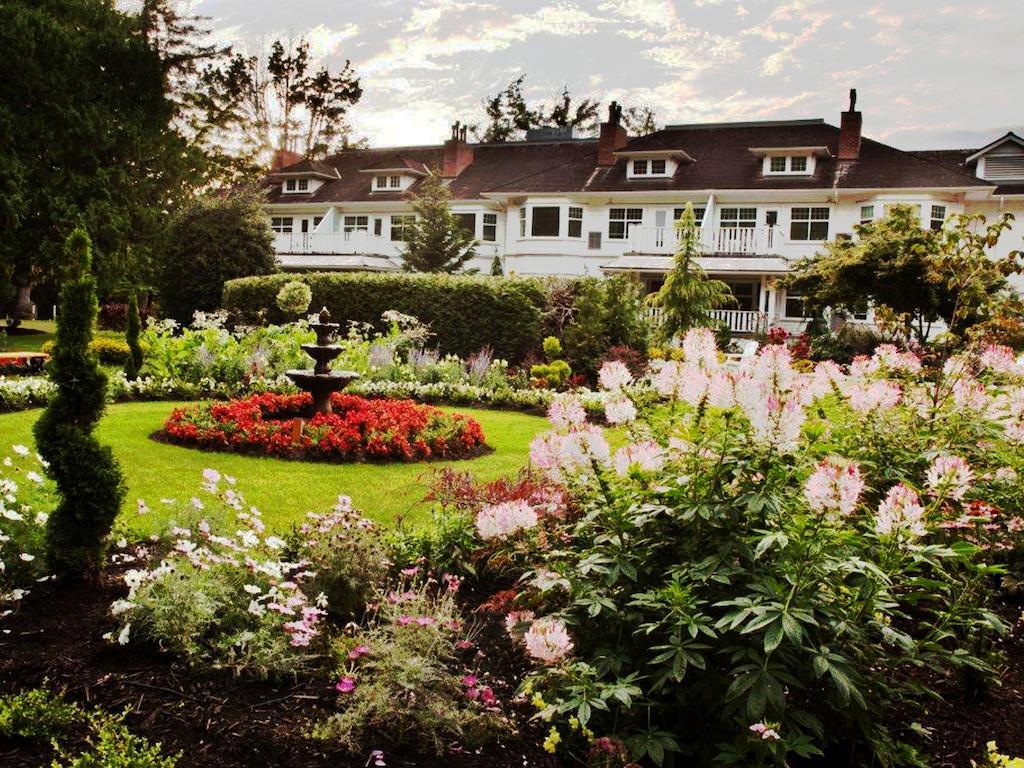 Crown Mansion Boutique Hotel & Villas Qualicum Beach Esterno foto