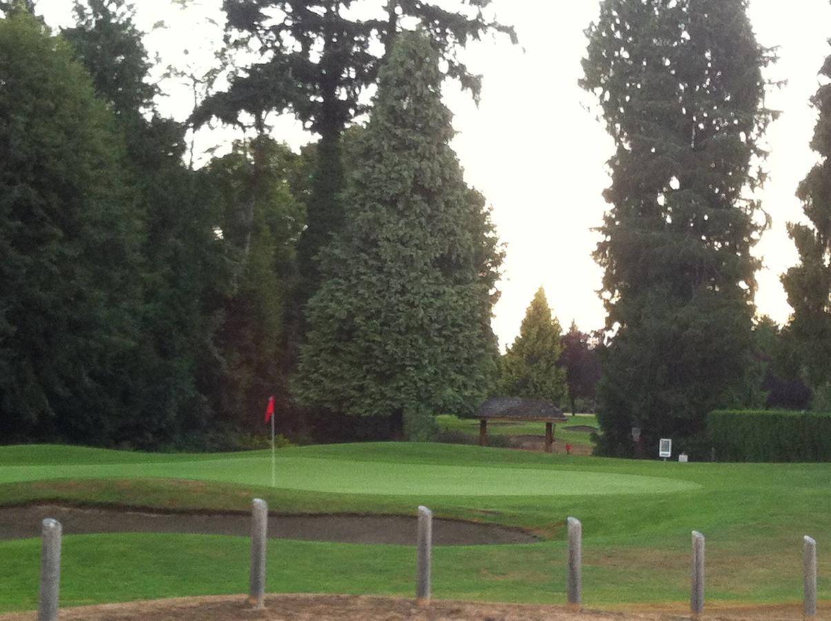 Crown Mansion Boutique Hotel & Villas Qualicum Beach Esterno foto