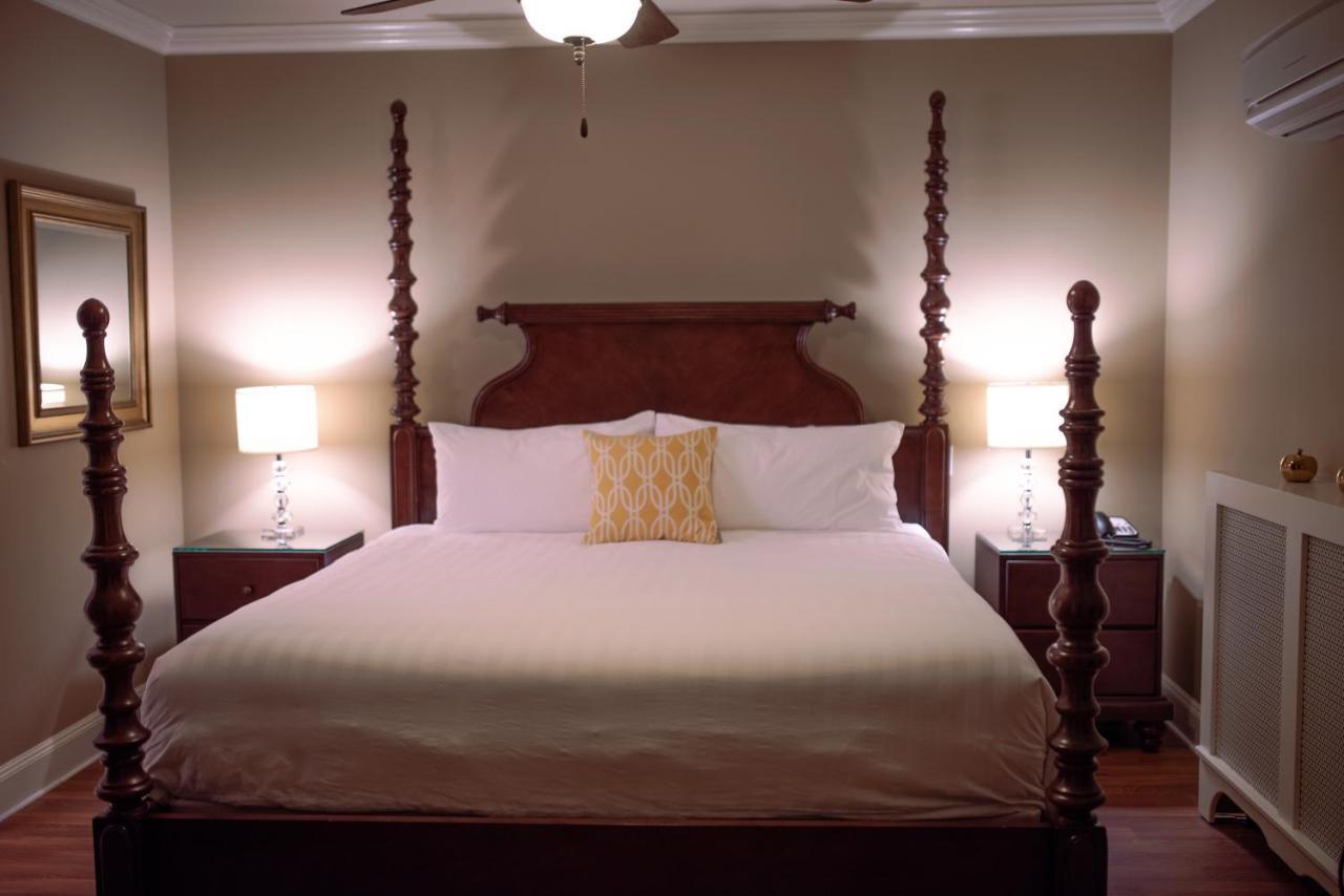 Crown Mansion Boutique Hotel & Villas Qualicum Beach Esterno foto