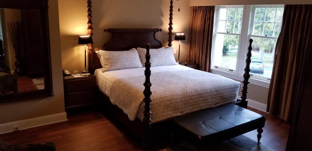 Crown Mansion Boutique Hotel & Villas Qualicum Beach Esterno foto